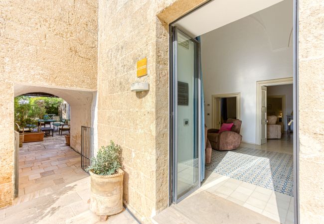 Casa a Patù - Splendida casa storica con piscina e parco (A) Casa a Patù - Splendida casa storica con piscina e parco (A)