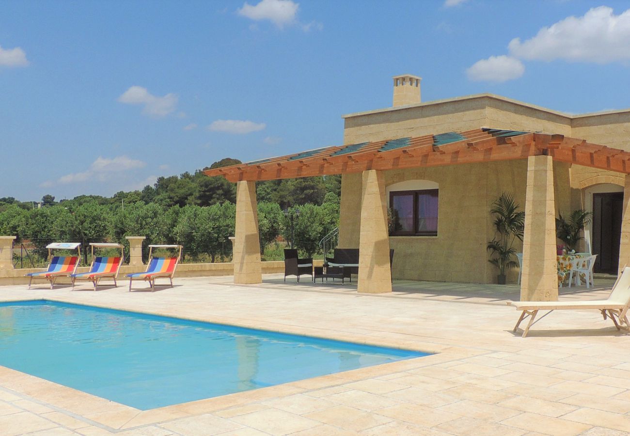 Villa a Salve - Villetta con piscina a 2km dalle spiagge