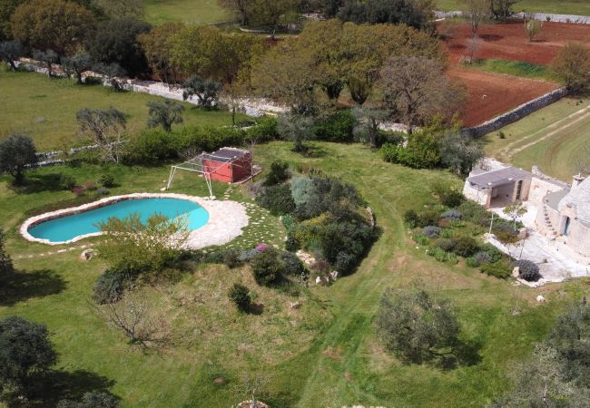 Villa a Cisternino - Tenuta con trulli privati e piscina naturale