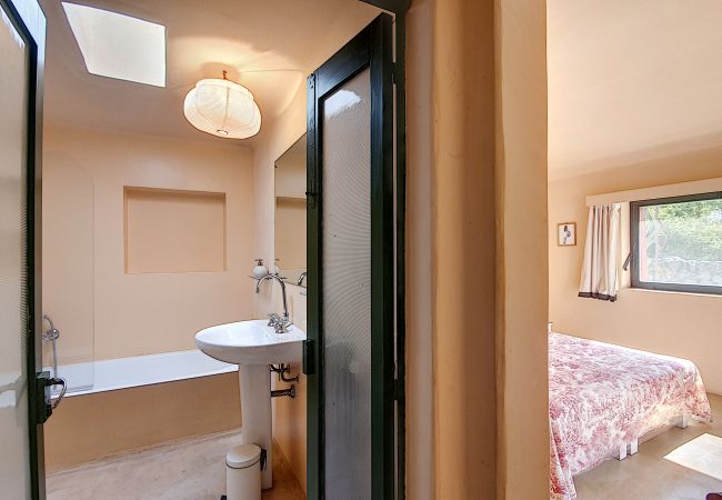 Villa a Cisternino - Tenuta con trulli privati e piscina naturale Villa a Cisternino - Tenuta con trulli privati e piscina naturale