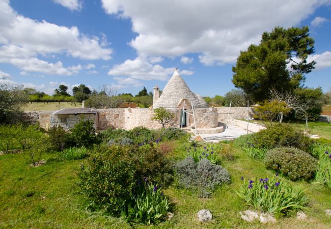 Villa a Cisternino - Tenuta con trulli privati e piscina naturale Villa a Cisternino - Tenuta con trulli privati e piscina naturale