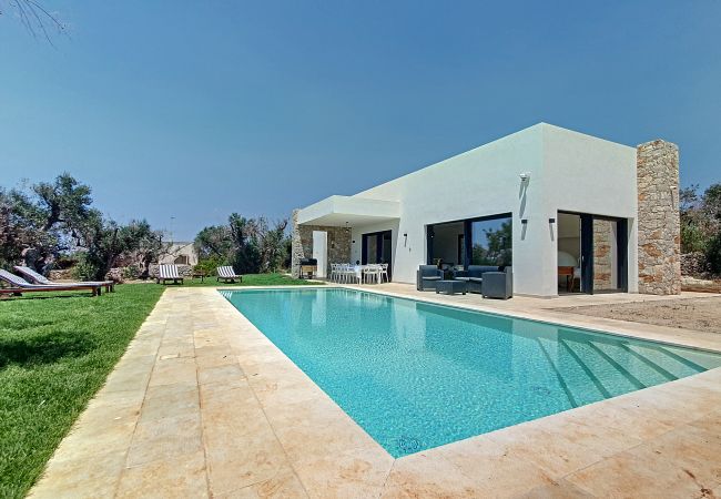 Villa a Leuca - Villa moderna di lusso con piscina a 1km dal mare