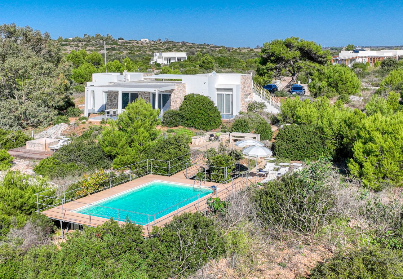 Villa a Torre Pali - Moderna villa deluxe con piscina e vista mare 180°