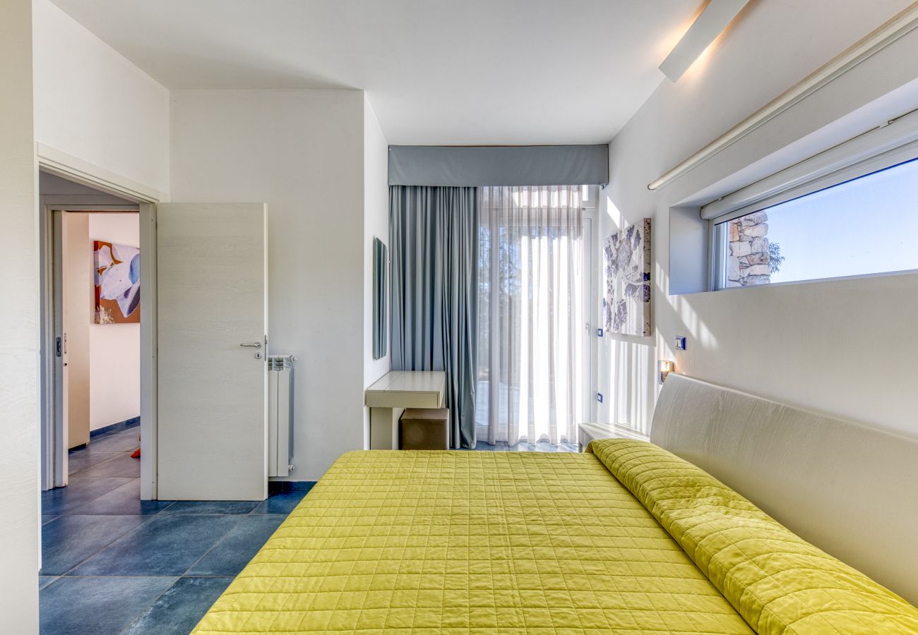 Villa a Torre Pali - Moderna villa deluxe con piscina e vista mare 180°