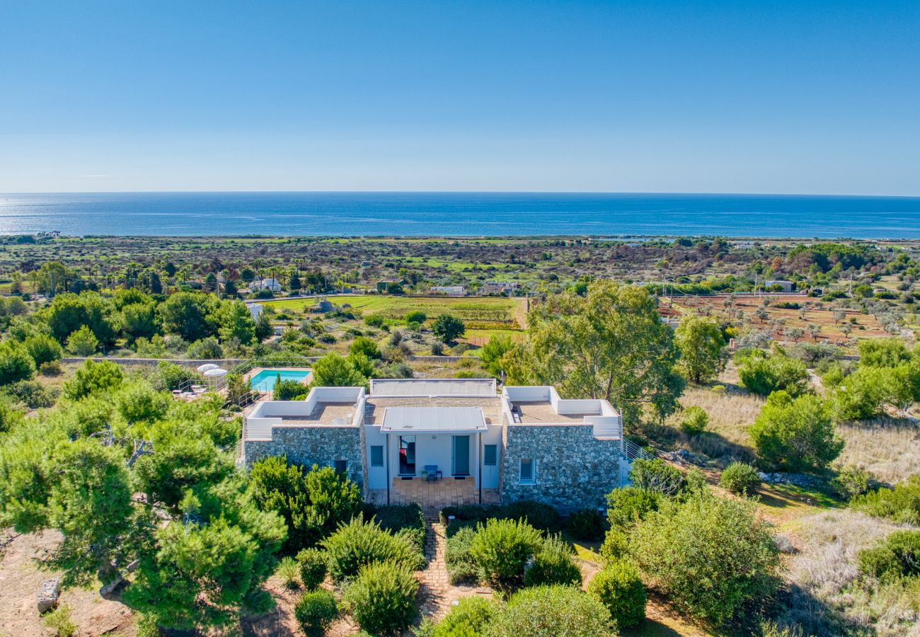 Villa a Torre Pali - Moderna villa deluxe con piscina e vista mare 180°