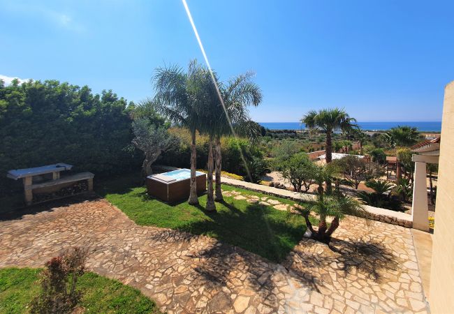 Villa a Pescoluse - Villa vicino spiaggia con jacuzzi e vista mare