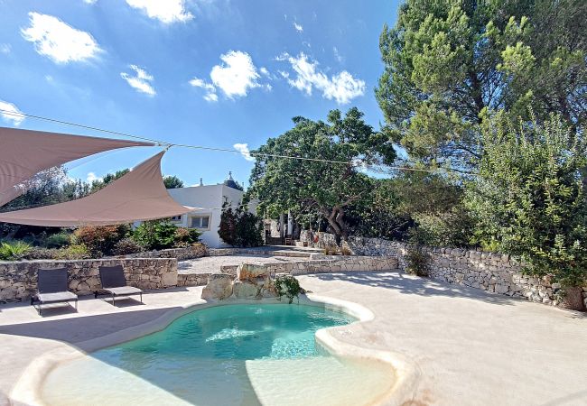 Villa a Cisternino - Trulli ristrutturati con piscina in campagna