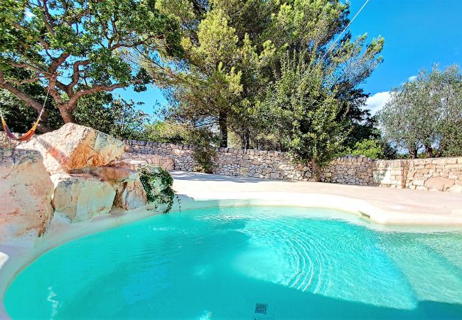 Villa a Cisternino - Trulli ristrutturati con piscina in campagna