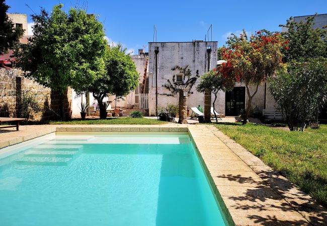 Villa a Castrignano del Capo - 4km dal mare: masseria con piscina in centro storico