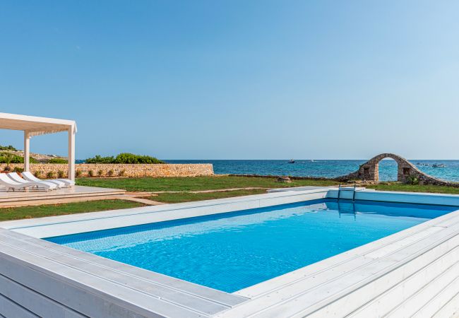 Villa a Marina di Felloniche - Villa 5* sul mare con piscina riscaldata e jacuzzi