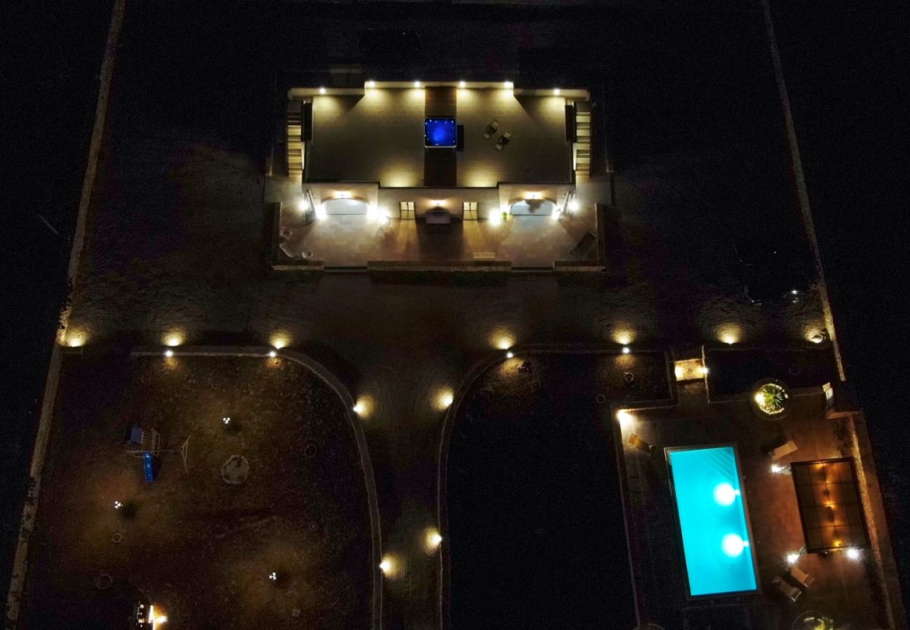 Villa a Lido Marini - Ampia villa (2 app.) con piscina & jacuzzi