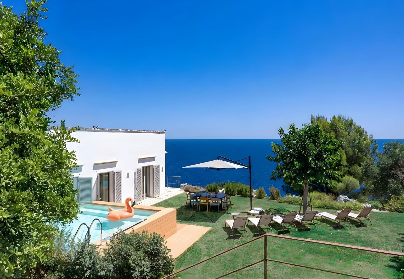Villa a Castro - Villa 5 stelle con piscina a strapiombo sul mare