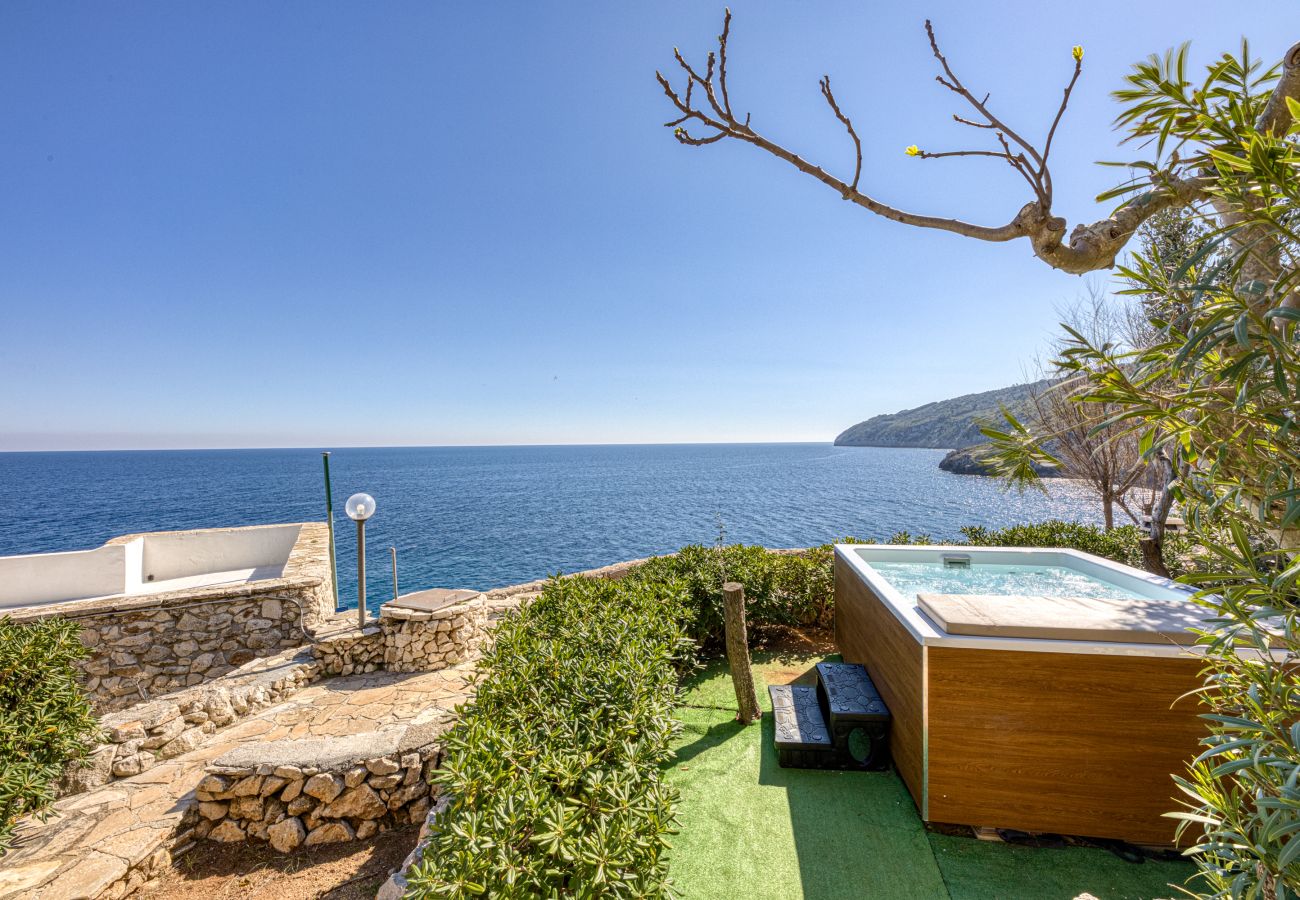 Trullo a Gagliano del Capo - Casetta in pietra sul mare con jacuzzi riscaldata