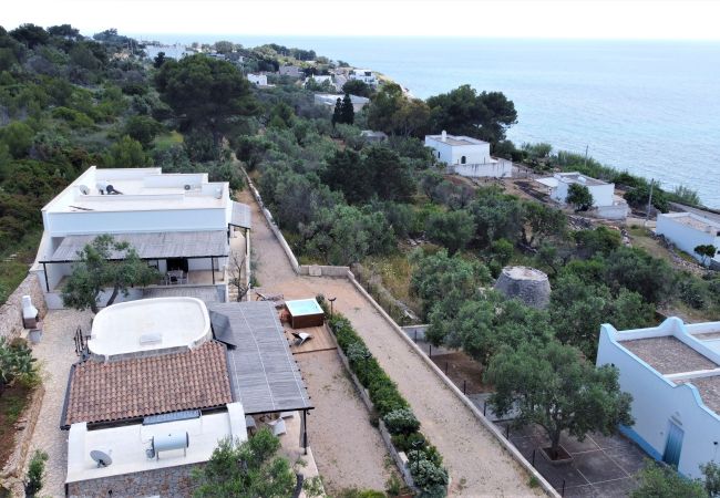Villa a Marina di Felloniche - Tenuta con 3 case, jacuzzi, 250m dal mare