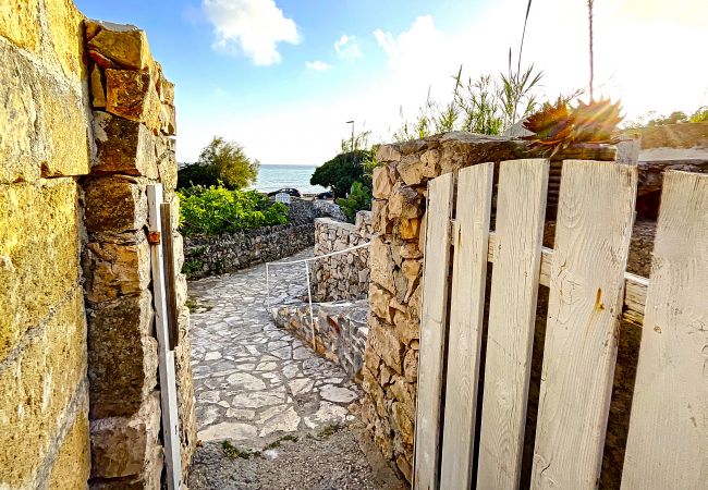 Villa a Marina di Felloniche - Villa da sogno fronte spiaggia, piscina e jacuzzi