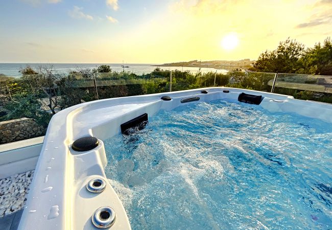 Villa a Marina di Felloniche - Villa da sogno fronte spiaggia, piscina e jacuzzi