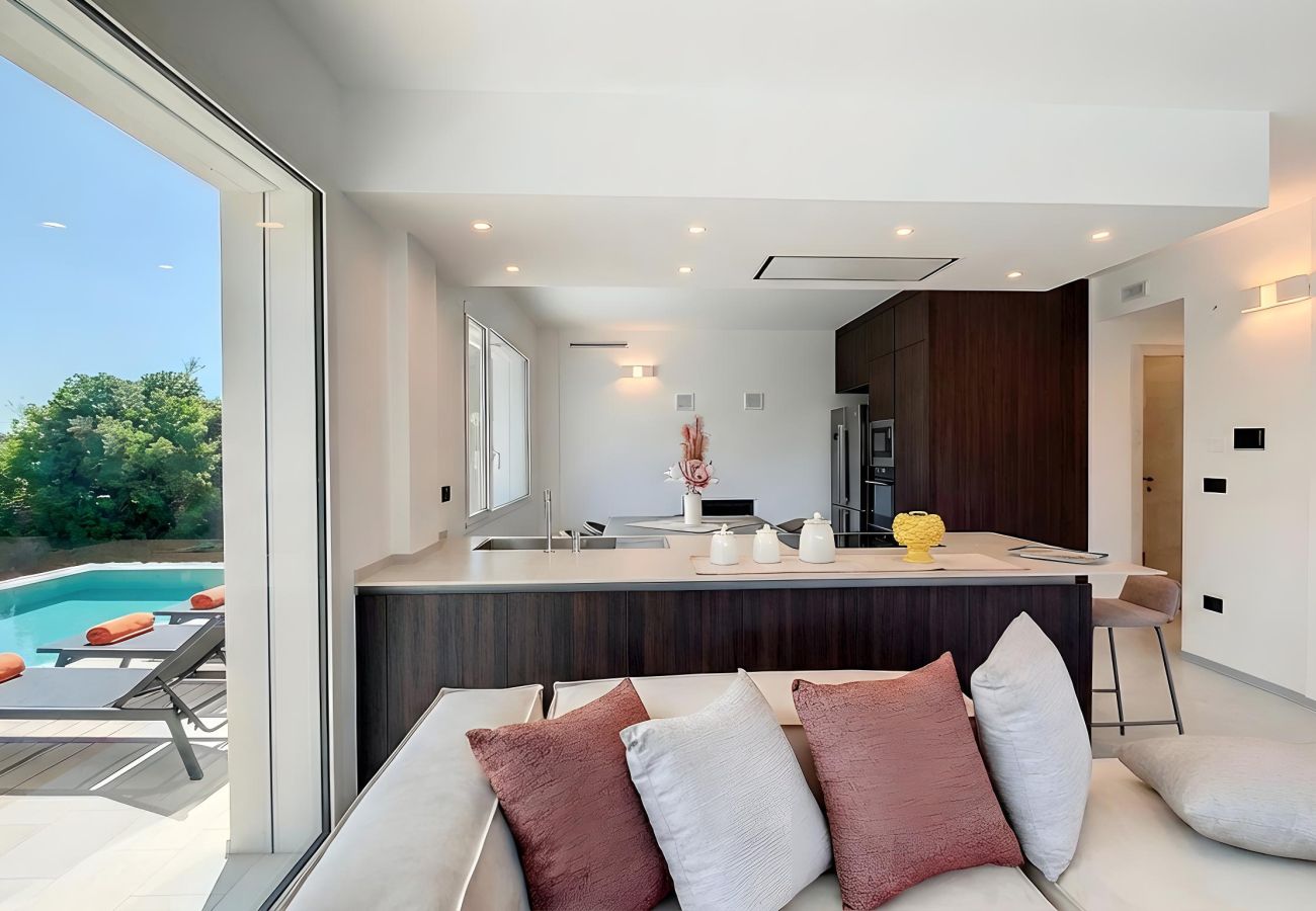 Villa a Marina di Felloniche - Villa da sogno fronte spiaggia, piscina e jacuzzi