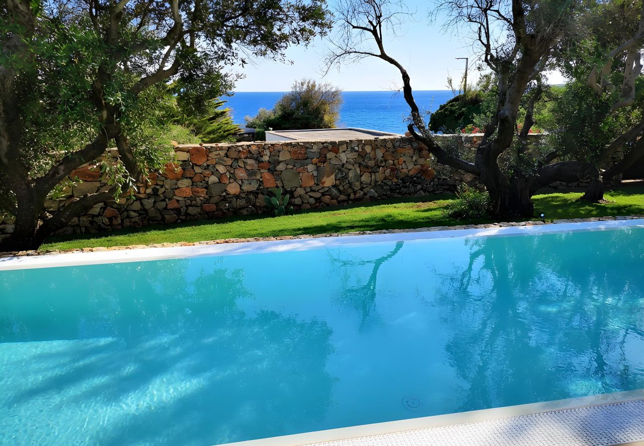 Villa a Marina di Felloniche - Villa da sogno fronte spiaggia, piscina e jacuzzi
