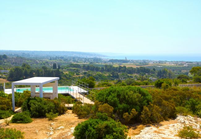 Villa a Torre Pali - Moderna villa vista mare con splendida piscina