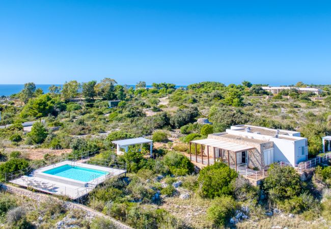 Villa a Torre Pali - Moderna villa vista mare con splendida piscina