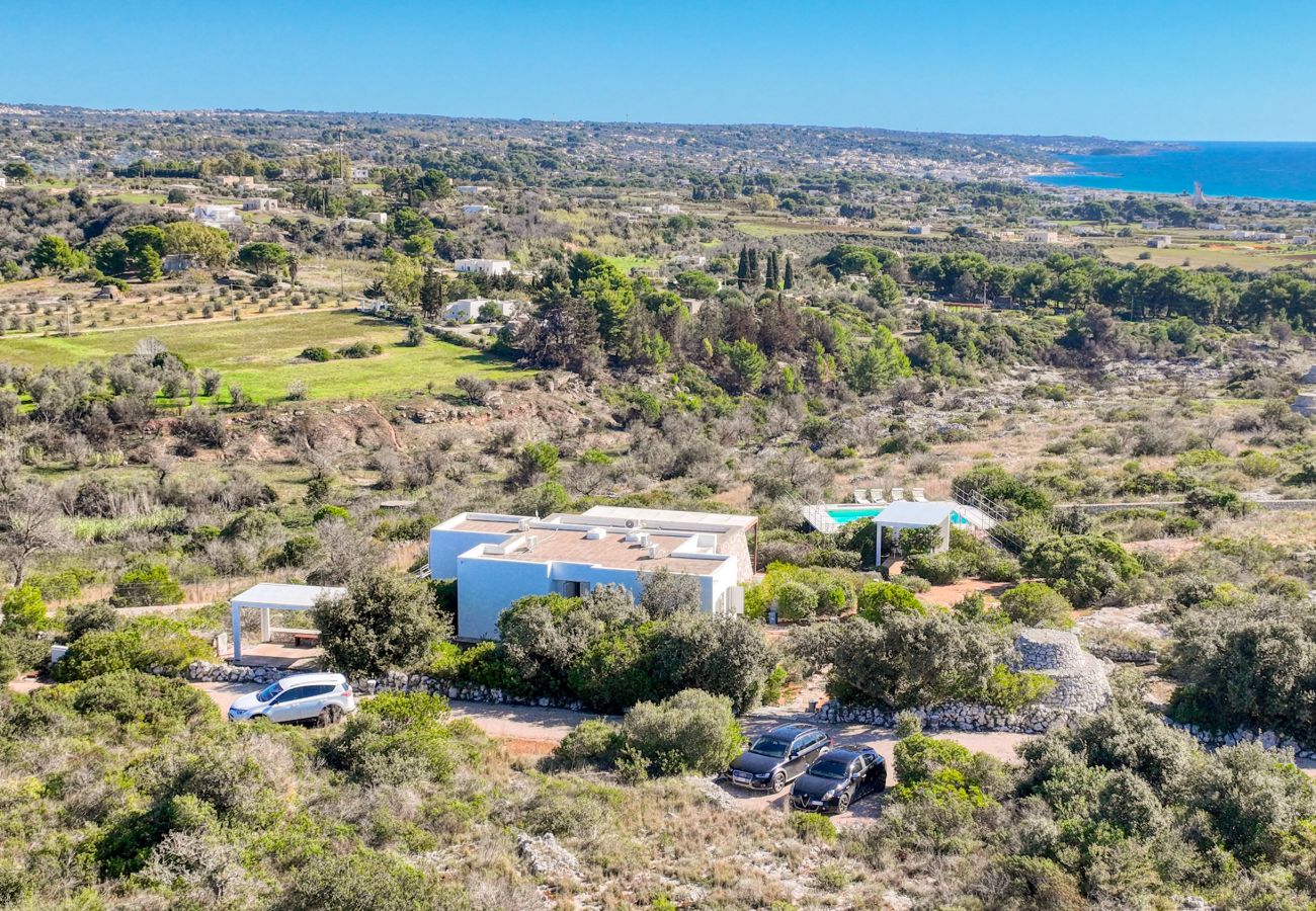 Villa a Torre Pali - Moderna villa vista mare con splendida piscina