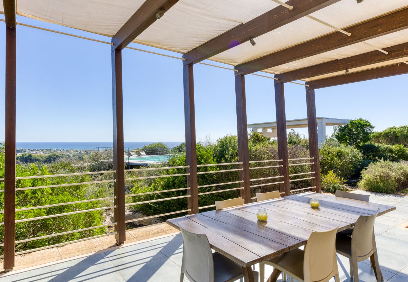Villa a Torre Pali - Moderna villa vista mare con splendida piscina