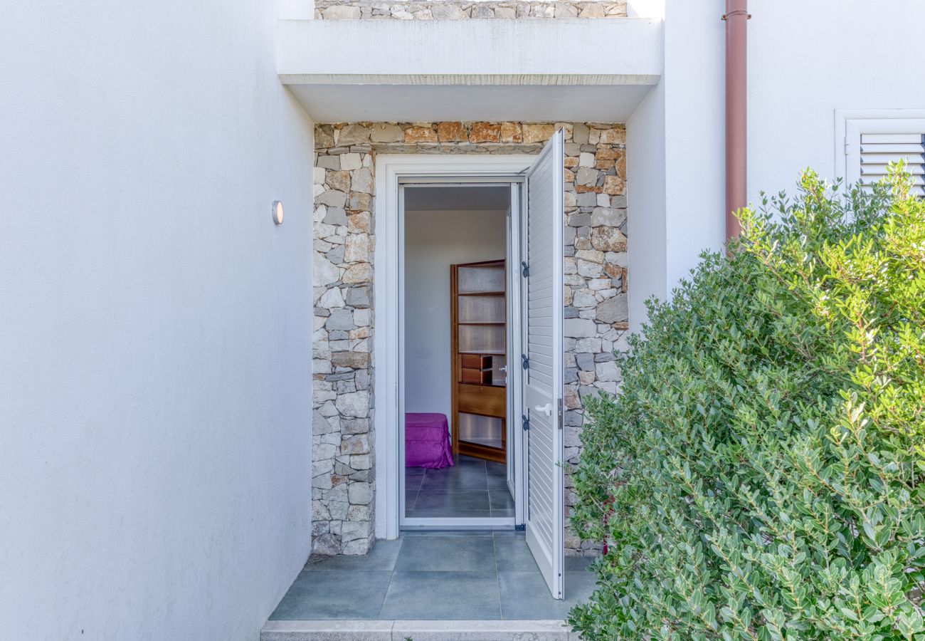 Villa a Torre Pali - Moderna villa vista mare con splendida piscina