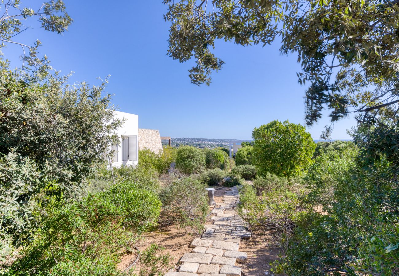 Villa a Torre Pali - Moderna villa vista mare con splendida piscina