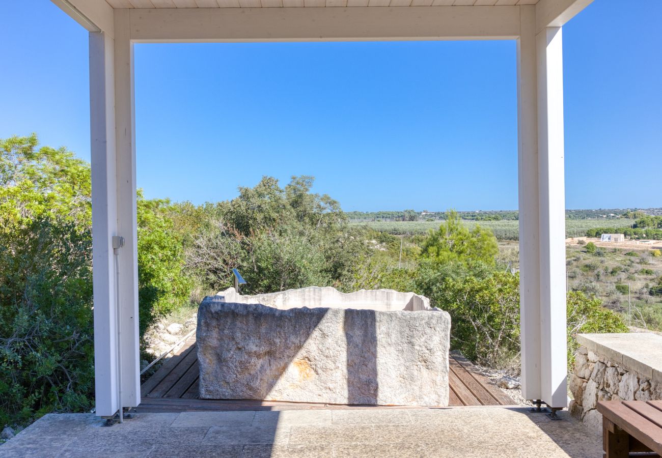 Villa a Torre Pali - Moderna villa vista mare con splendida piscina