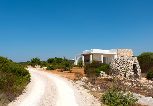 Villa a Torre Pali - Villa moderna con vasca in pietra, spiaggia 3 km