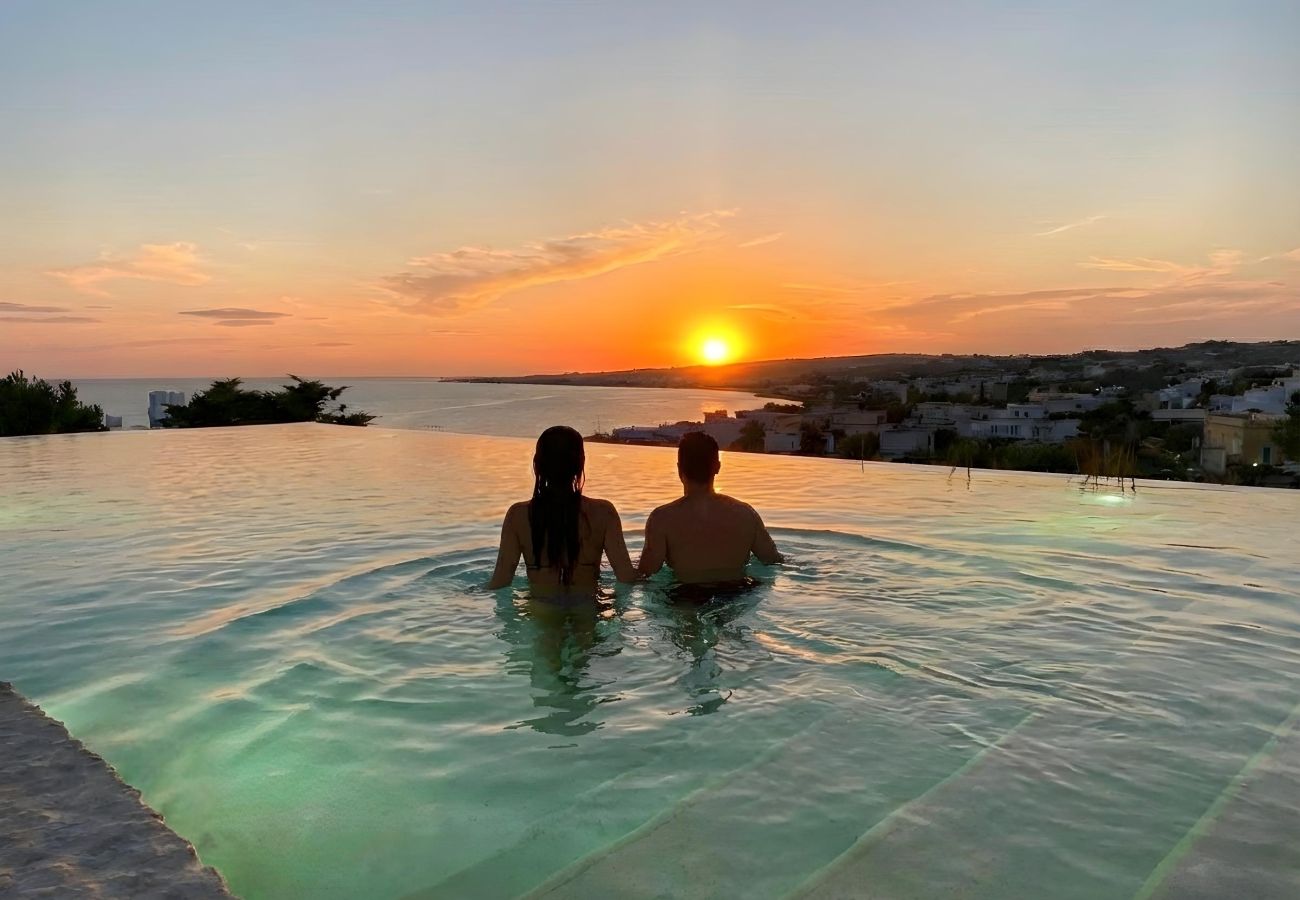 Villa a Torre Vado - Vista tramonto, piscina infinity, casetta in pietra