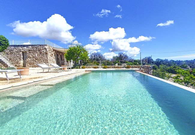 Villa a Pescoluse - Moderna villa in pietra con piscina e vista mare