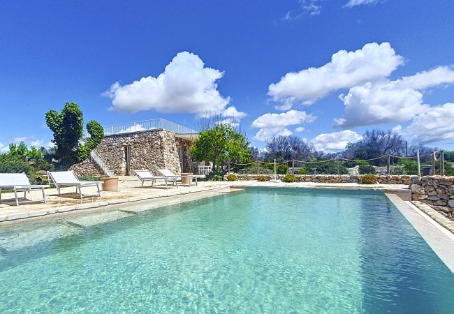 Villa a Pescoluse - Moderna villa in pietra con piscina e vista mare