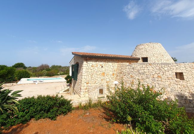 Villa a Pescoluse - Ampia villa con piscina a 2km dalla sabbia