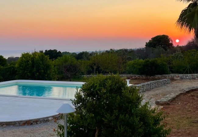 Villa a Pescoluse - Ampia villa con piscina a 2km dalla sabbia