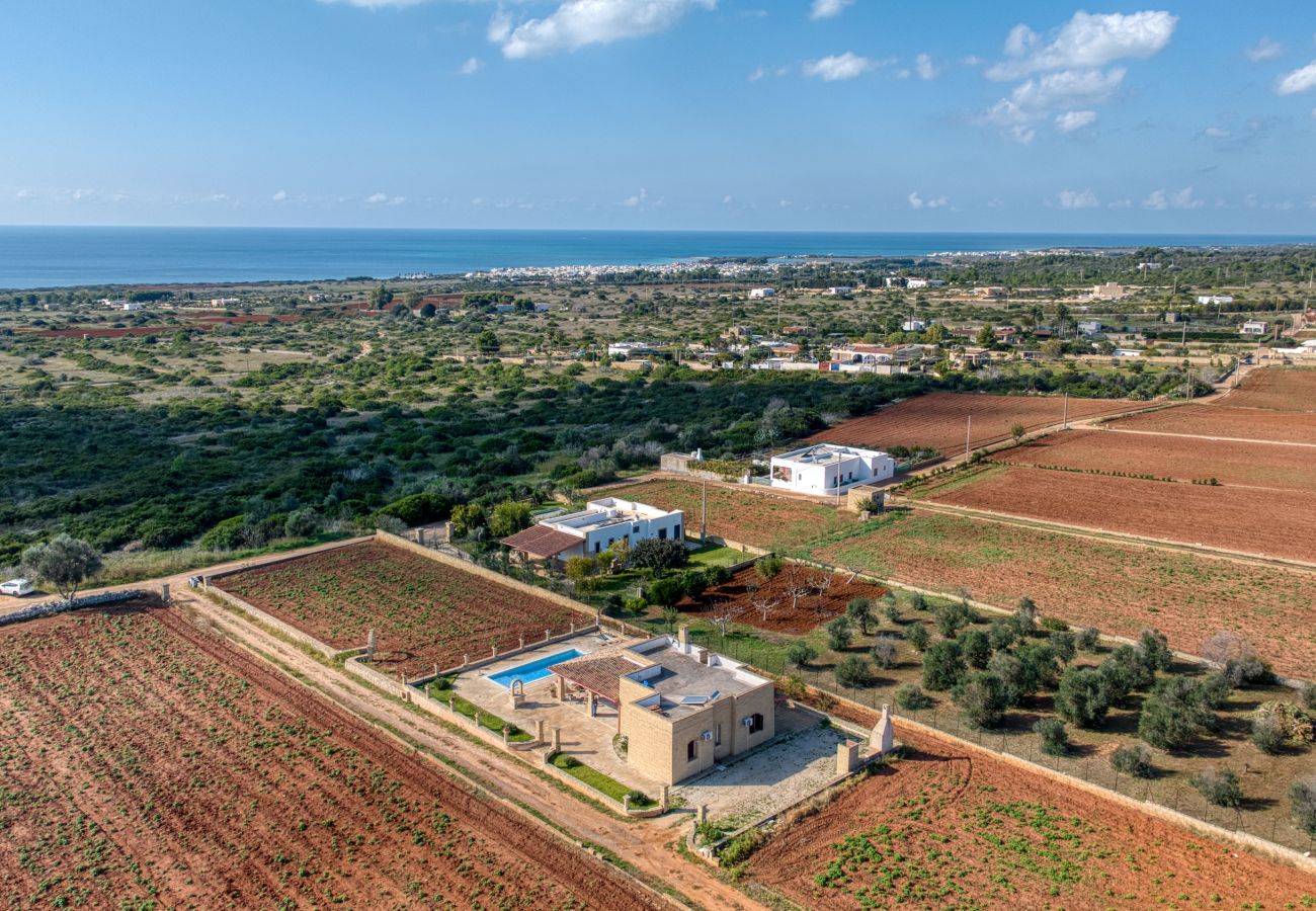 Villa a Salve - Villetta con piscina a 2km dalle spiagge