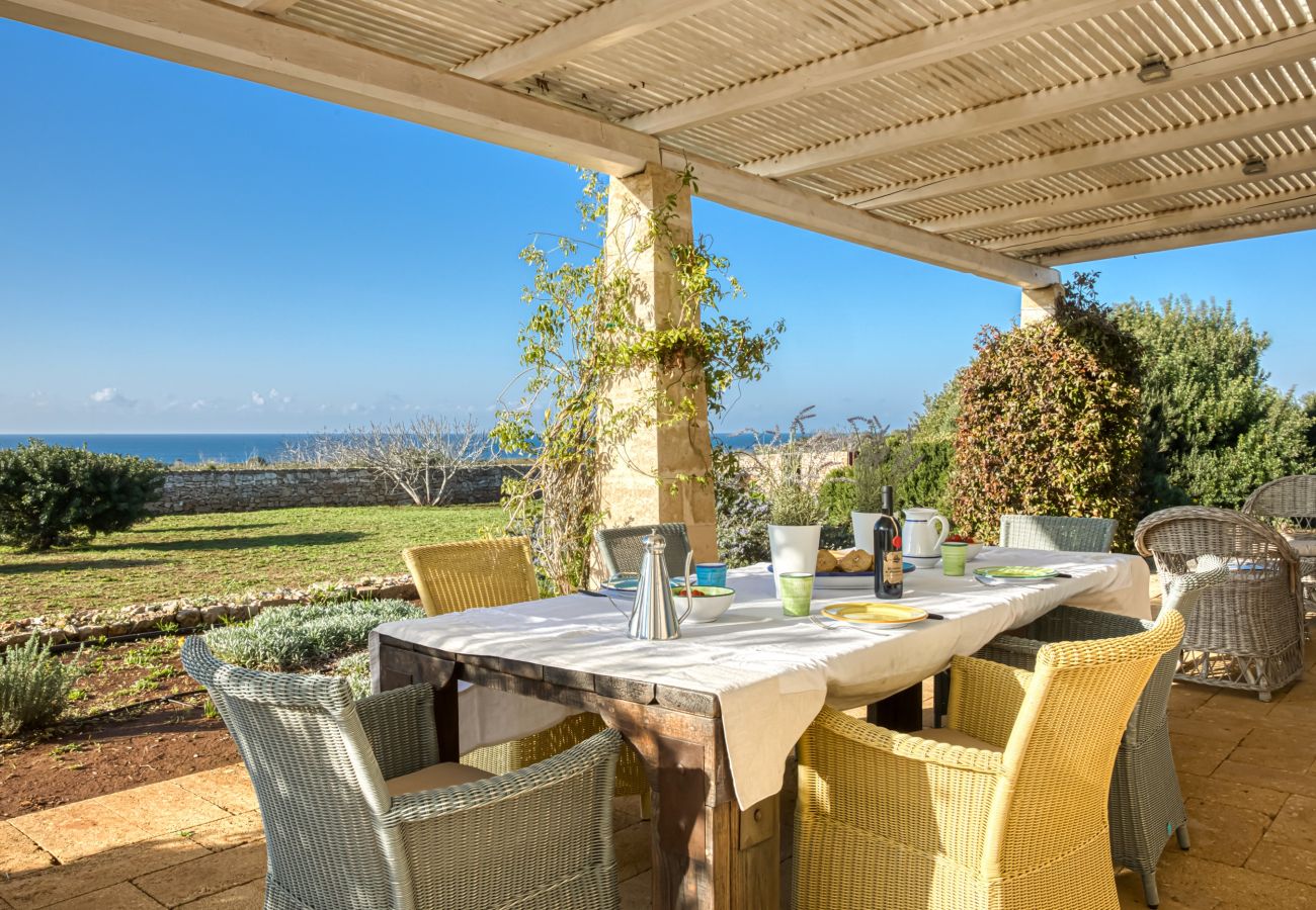 Villa a Torre Pali - Elegante villa con vista mare & piccola piscina