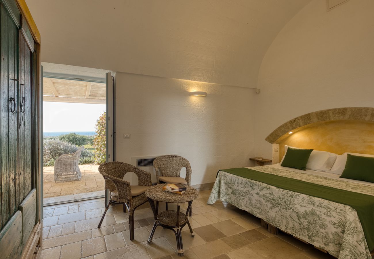 Villa a Torre Pali - Elegante villa con vista mare & piccola piscina