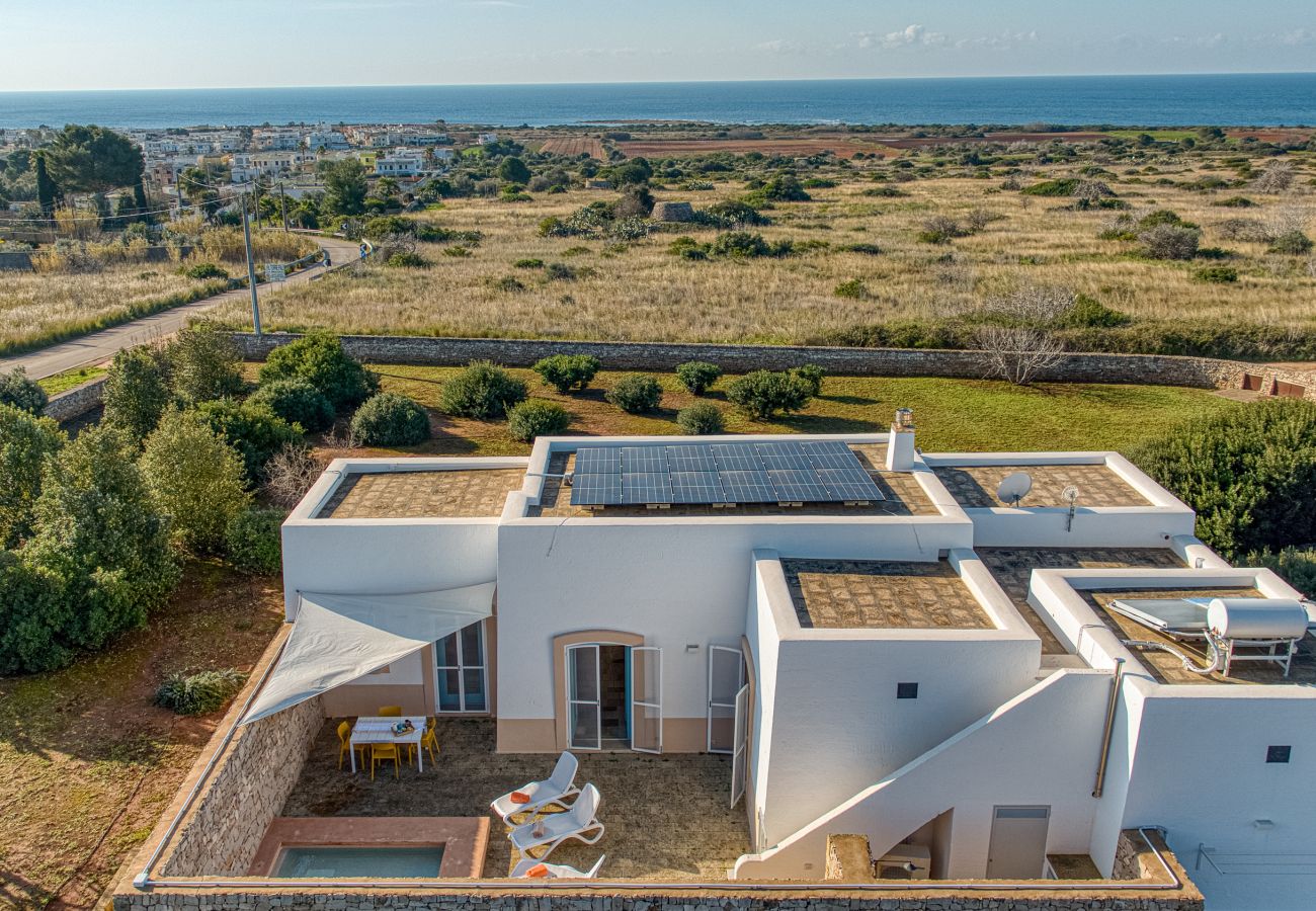 Villa a Torre Pali - Elegante villa con vista mare & piccola piscina