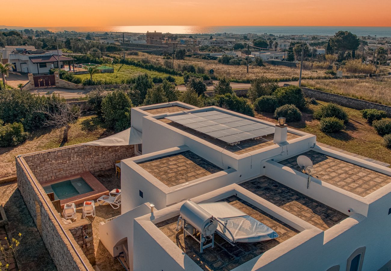 Villa a Torre Pali - Elegante villa con vista mare & piccola piscina