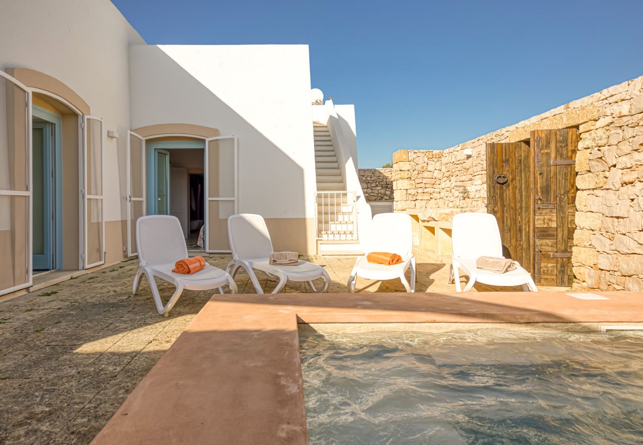 Villa a Torre Pali - Elegante villa con vista mare & piccola piscina