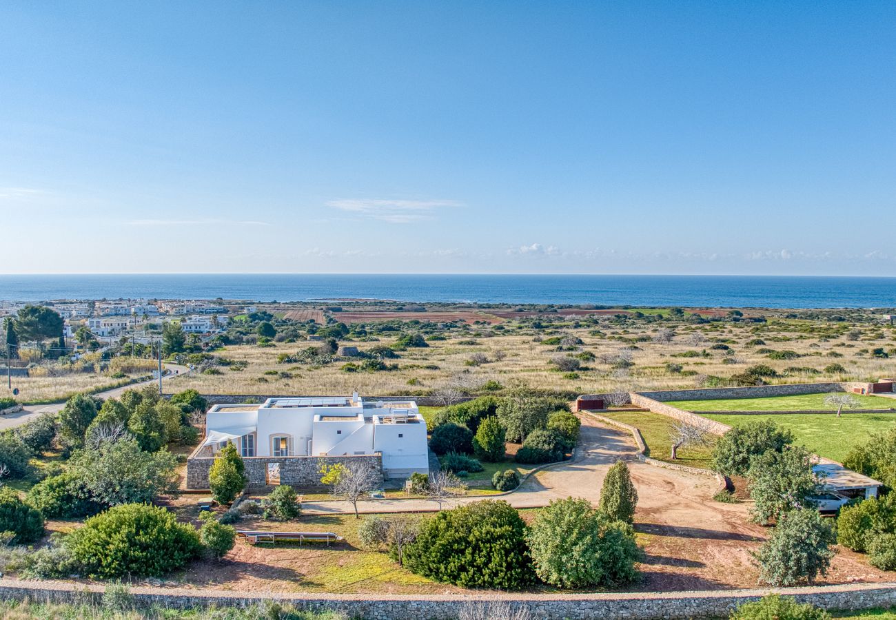 Villa a Torre Pali - Elegante villa con vista mare & piccola piscina
