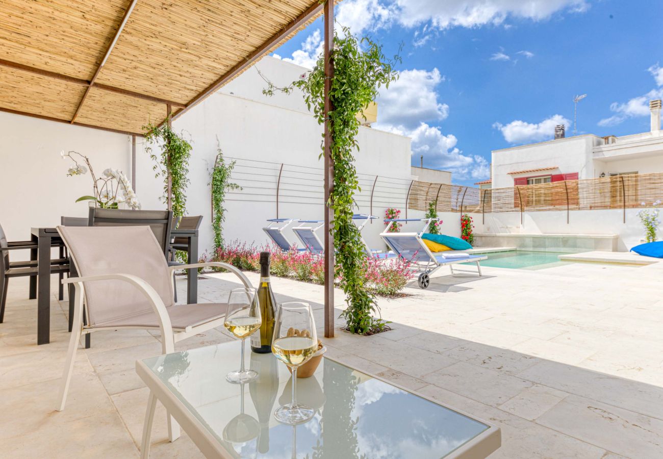Villa a Salve - Intera dimora con piscina privata a 5km dal mare
