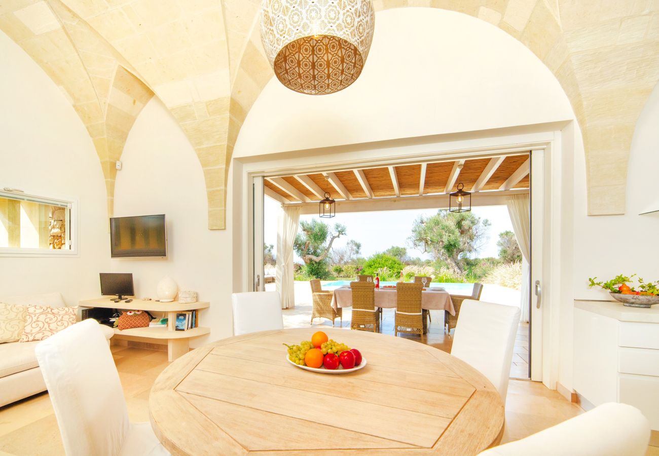 Villa a Leuca - Villa moderna: 2 piani con 2 piscine e vista mare