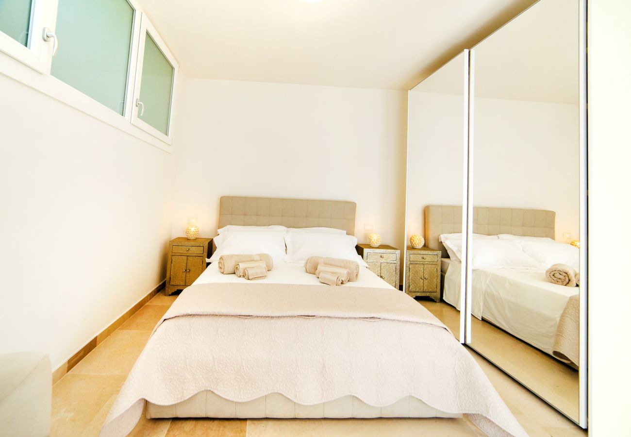 Villa a Leuca - Villa moderna: 2 piani con 2 piscine e vista mare