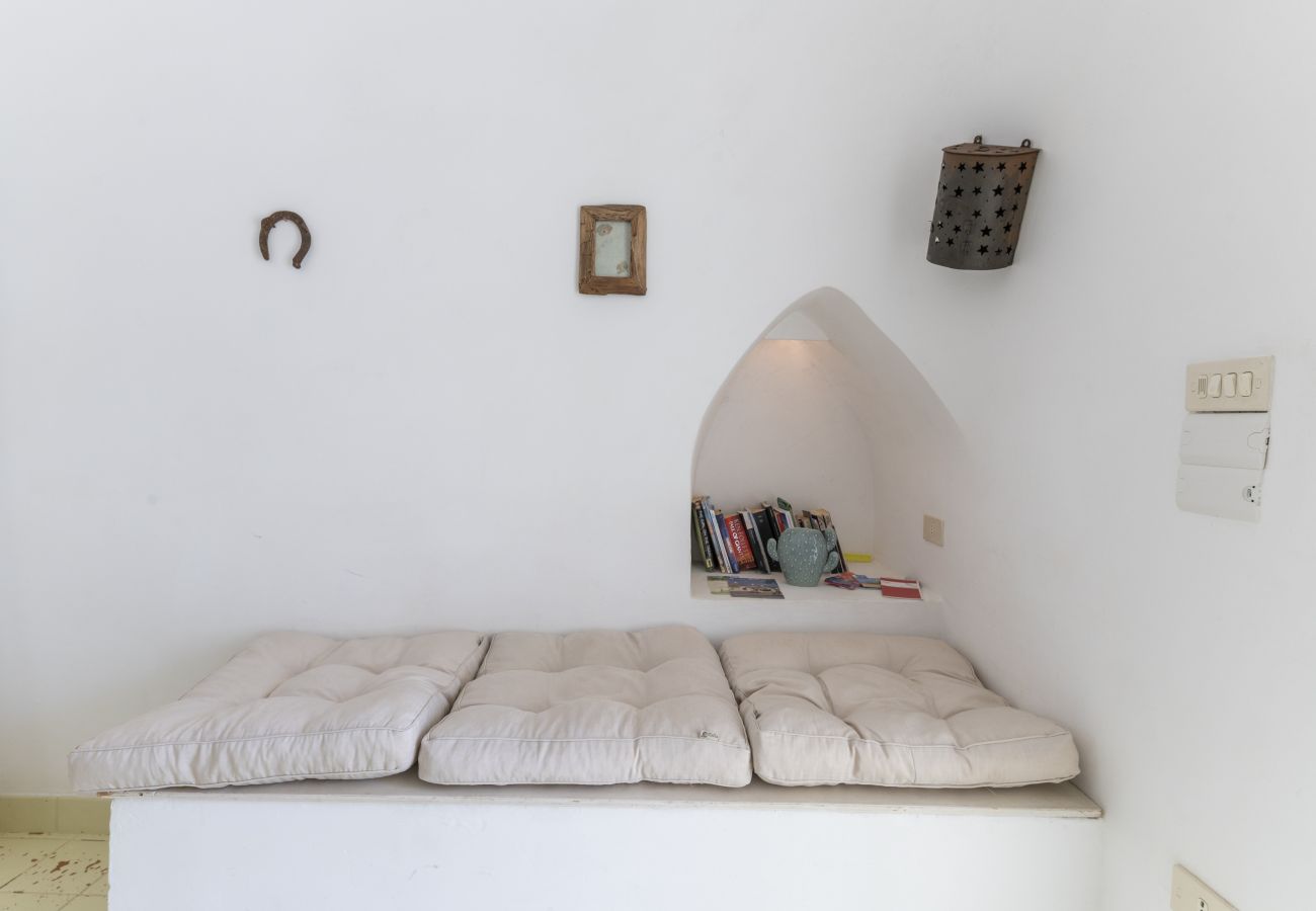 Trullo a Ostuni - Delizioso trullo bianco con piscina e giardino