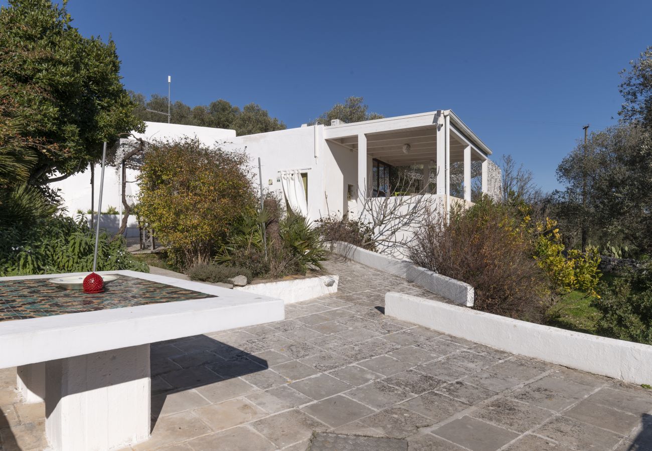 Trullo a Ostuni - Delizioso trullo bianco con piscina e giardino