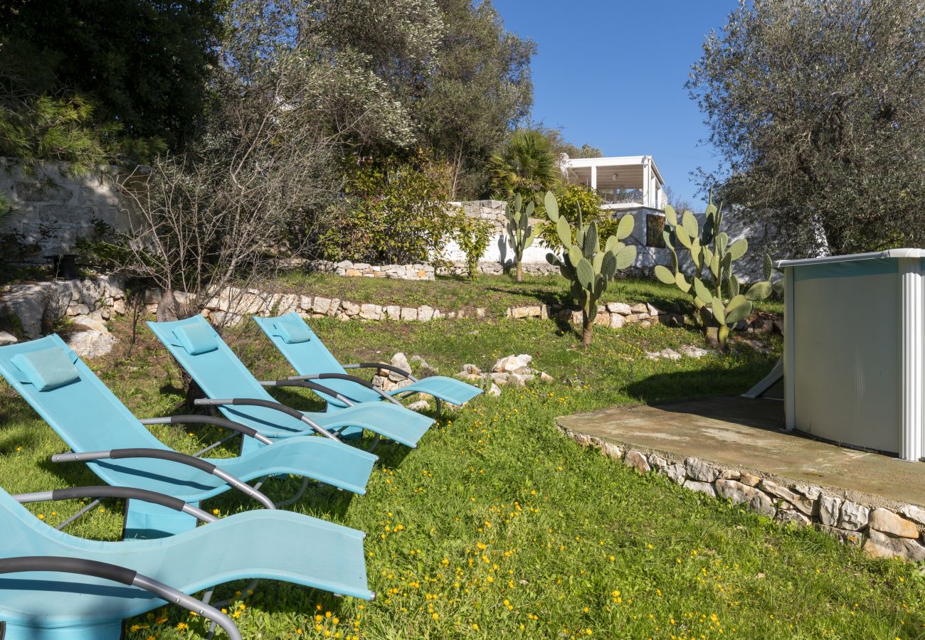 Trullo a Ostuni - Delizioso trullo bianco con piscina e giardino