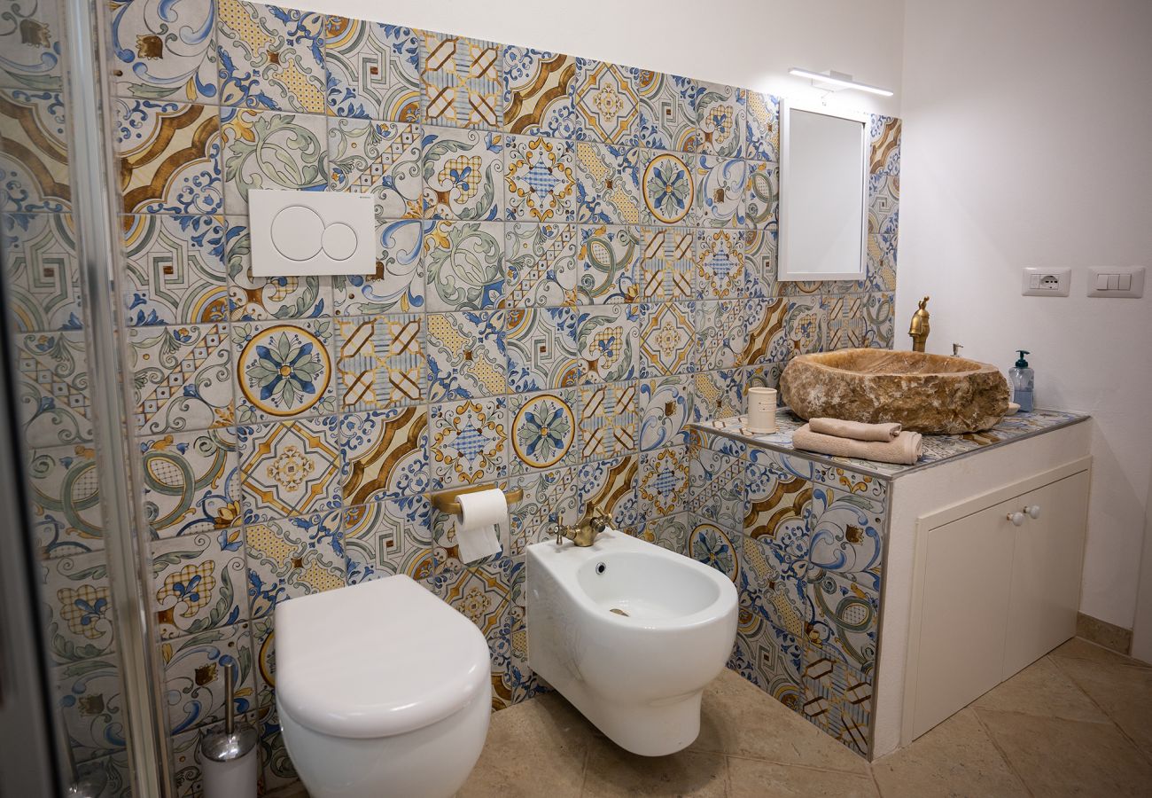 Villa a Torre Vado - Stupenda tenuta con 3 unità, piscina, vista mare