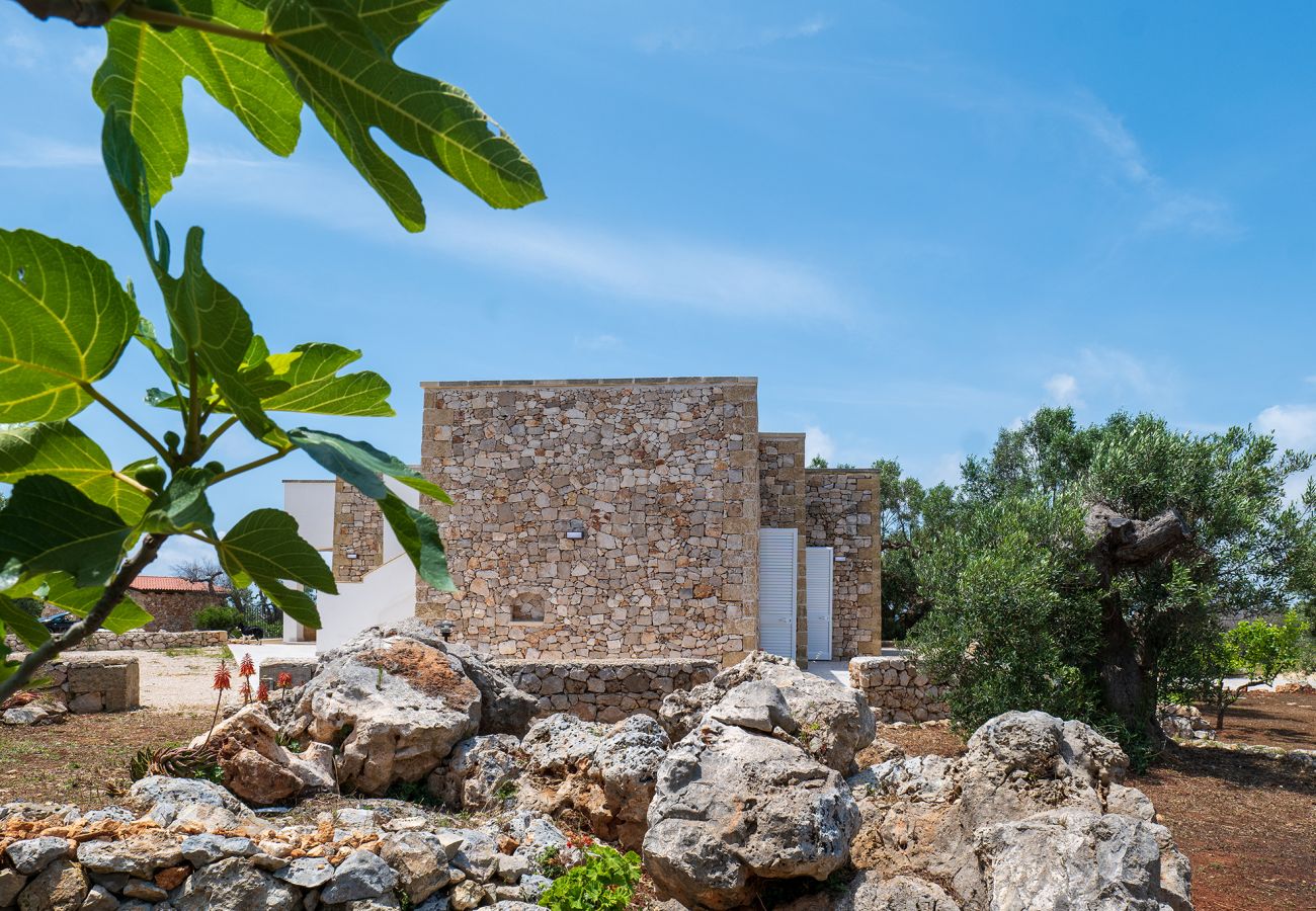 Villa a Torre Vado - Stupenda tenuta con 3 unità, piscina, vista mare